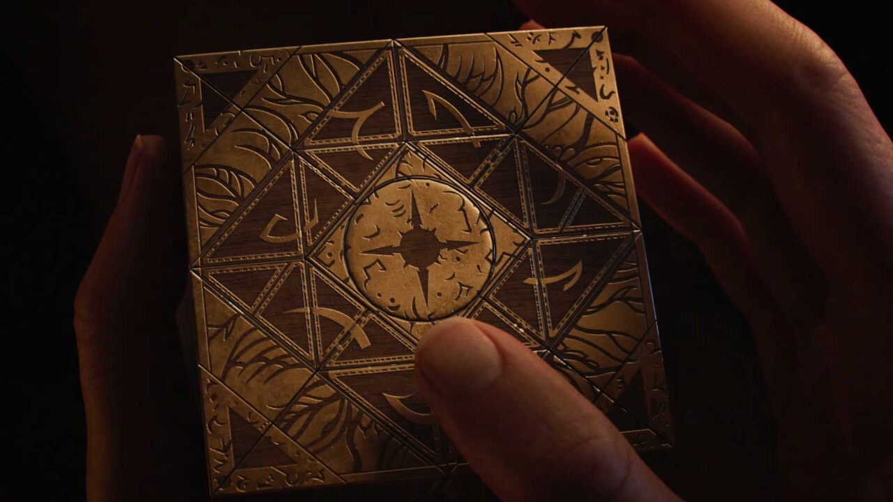 Hellraiser: Revival. Imagem aproximada da Configuração do Lamento nas mãos de Sunny.