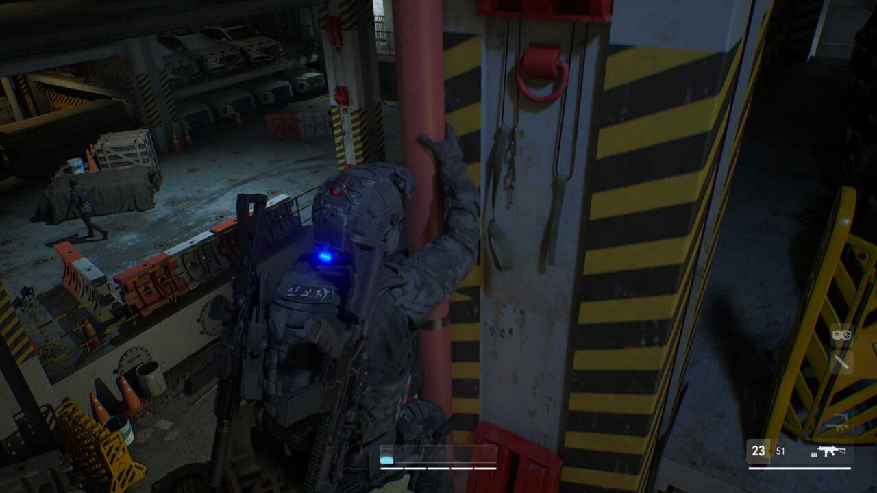 Mudang - agente furtivamente escalando uma parede em um armazém