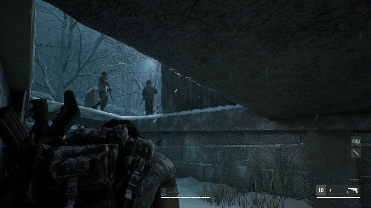 Mudang - agente escondido de duas pessoas armadas em um ambiente externo na neve