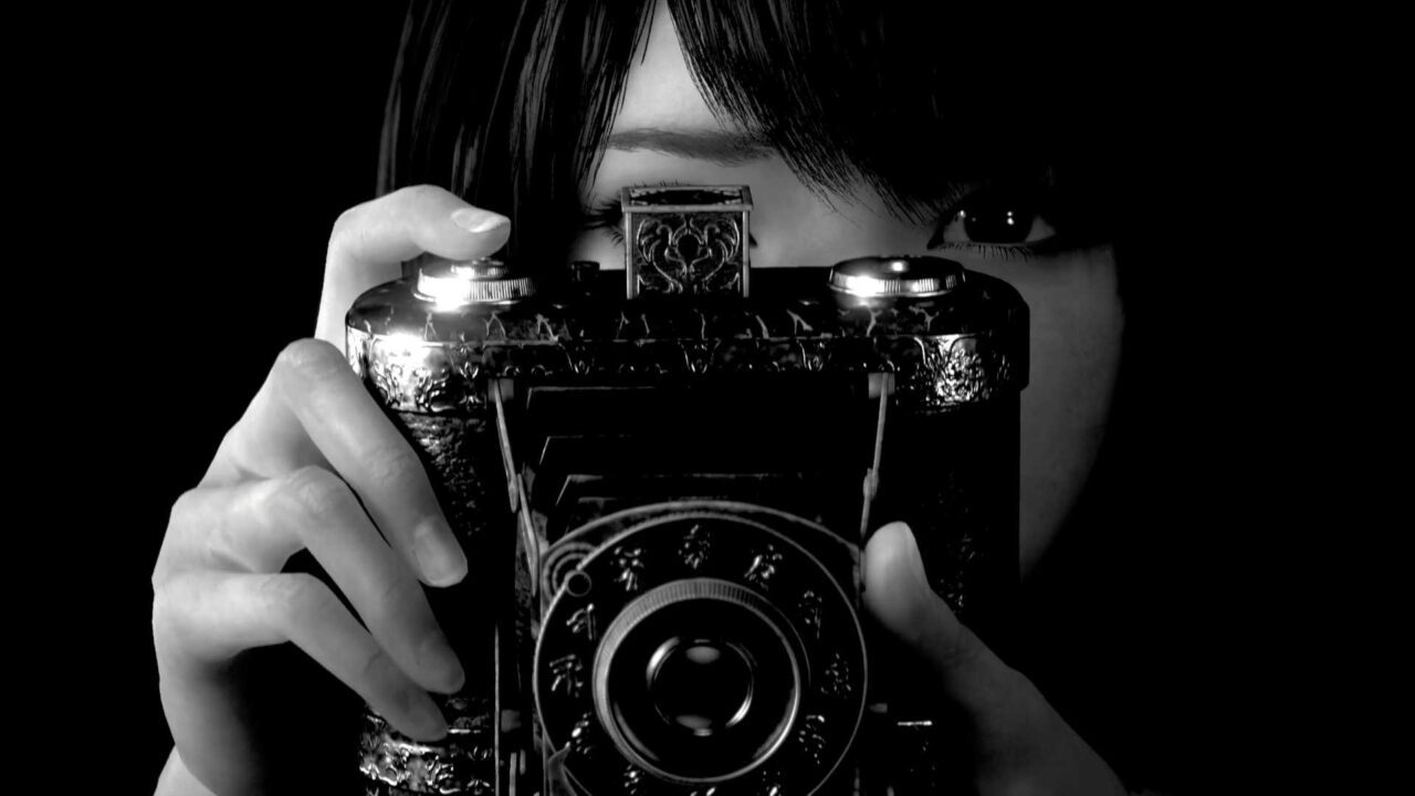 Fatal Frame II: Mio utilizando a Camera Obscura 